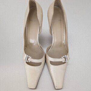 Off White satin pumps with diamond-like stone by Vera Wang - Size 9.5